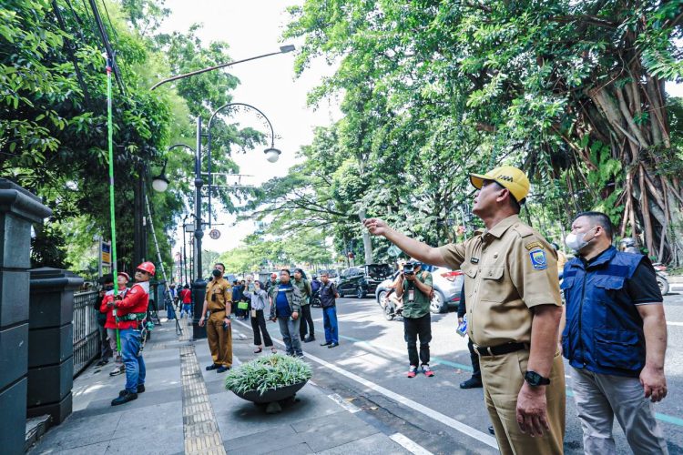 Jaga Estetika dan Keselamatan Warga, Pemkot Bandung Masifkan Penertiban Kabel
