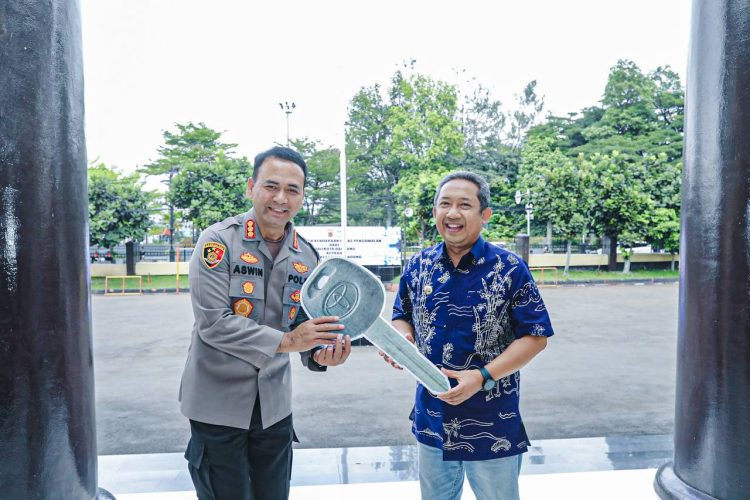 Pemkot Bandung Bantu Polrestabes Mobil Pengawalan