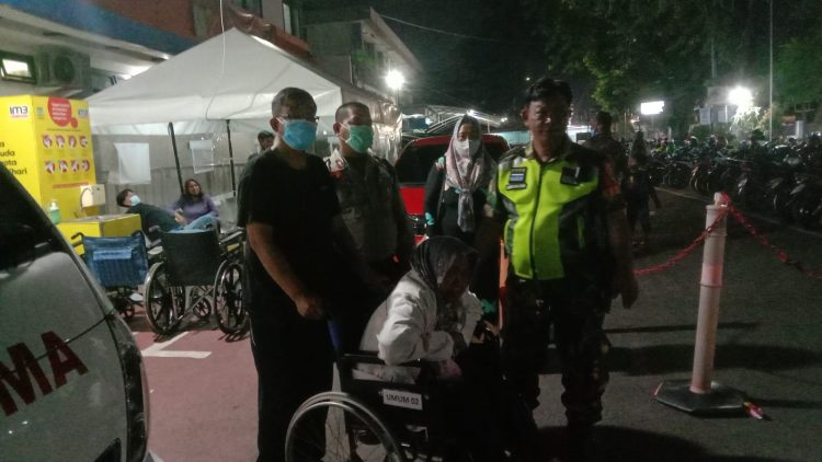 Kesigapan Anggota Babinsa Kodim 0618/KB, Mengevakuasi Pengunjung Mesjid Al-Jabbar Yang Pingsan