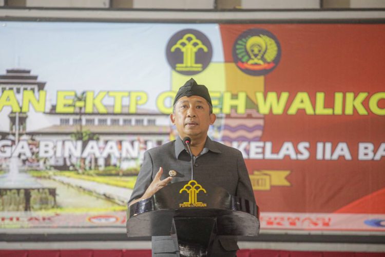 Jelang Pemilu, Pemkot Bandung Serahkan KTP Elektronik Kepada Warga Binaan Lapas Banceuy