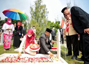 Ziarah ke Makam Pendahulu, Yana: Teladani Semangat BLA dalam Membangun Kota Bandung!