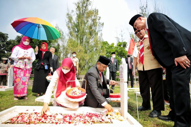 Ziarah ke Makam Pendahulu, Yana: Teladani Semangat BLA dalam Membangun Kota Bandung!
