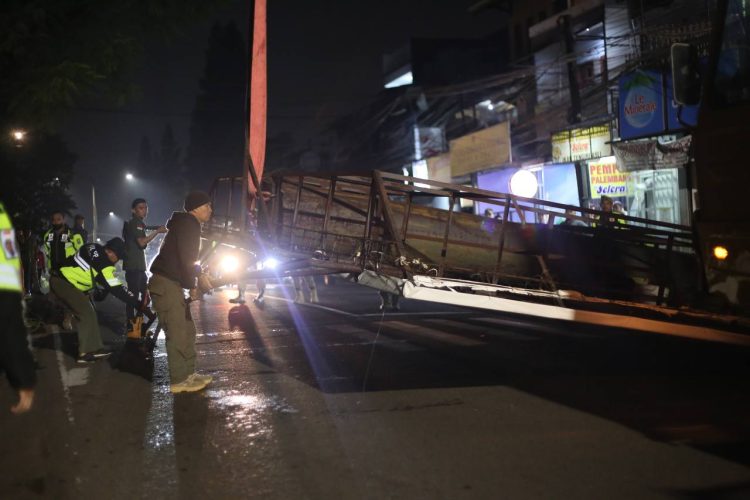 Satpol PP Kota Bandung Tertibkan 2 Reklame Ilegal di Dago