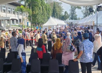 Warga Serbu Bazaar Ramadan bank bjb 1444H di Gedung Sate