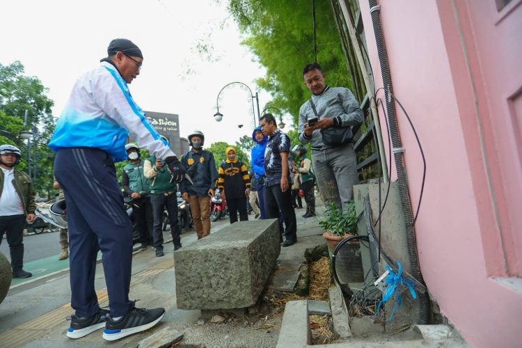 Pemkot Bandung Bertahap Perbaiki Jalan dan Trotoar