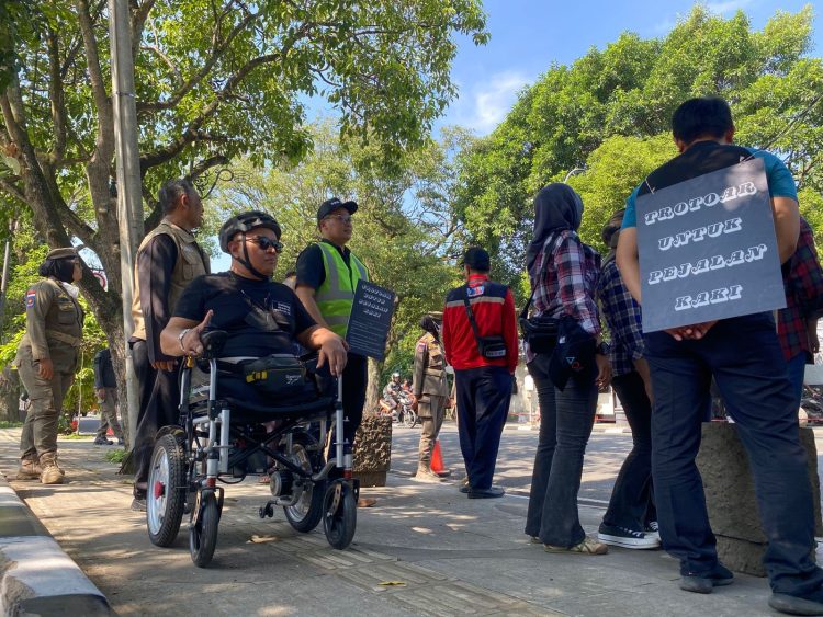 Berbagai Komunitas Audit Trotoar Inklusi Kota Bandung