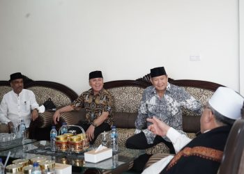 Kunjungi Ponpes Darul Ma’arif Rahayu Bandung, Prabowo dan Iwan Bule Disanjungi