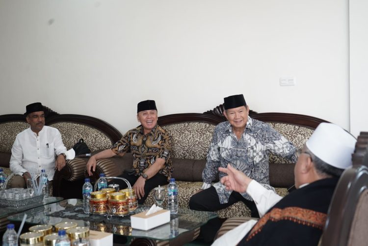Kunjungi Ponpes Darul Ma’arif Rahayu Bandung, Prabowo dan Iwan Bule Disanjungi