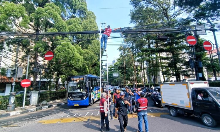 Puluhan Kilometer Kabel Udara Ditertibkan, Kota Bandung tak Lagi Semrawut