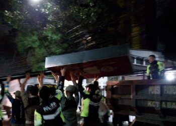 Tegas! Pemkot Bandung Tertibkan Sejumlah Reklame Ilegal
