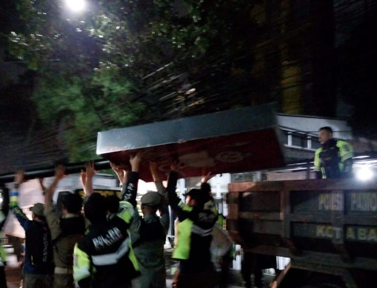 Tegas! Pemkot Bandung Tertibkan Sejumlah Reklame Ilegal