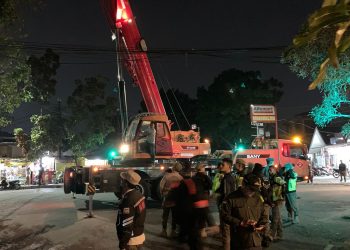 Lagi! Pemkot Bandung Tertibkan Sejumlah Reklame Ilegal