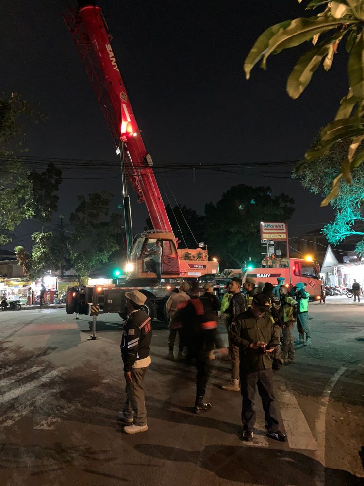 Lagi! Pemkot Bandung Tertibkan Sejumlah Reklame Ilegal