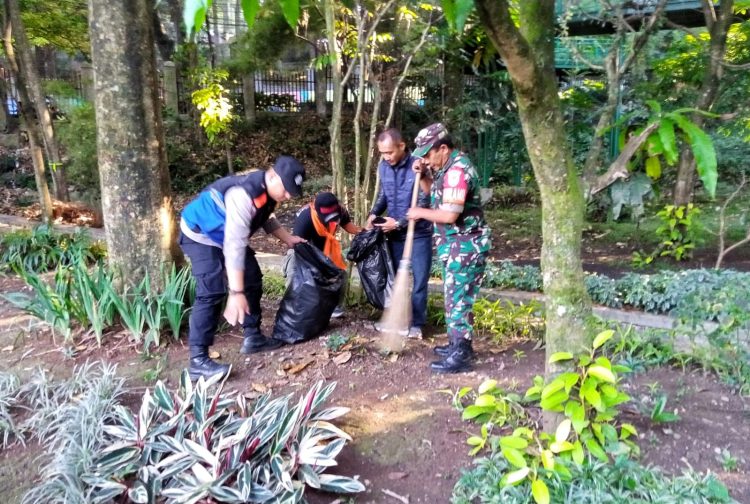 1.000 Sapu Lidi Bebersih Taman Hutan Kota Babakan Siliwangi