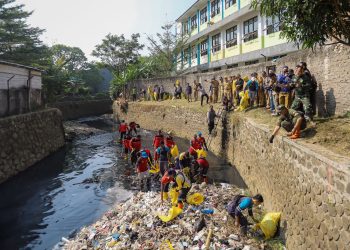 Manfaatkan Musim Kemarau, Pemkot Bandung Angkat Sedimentasi Sungai