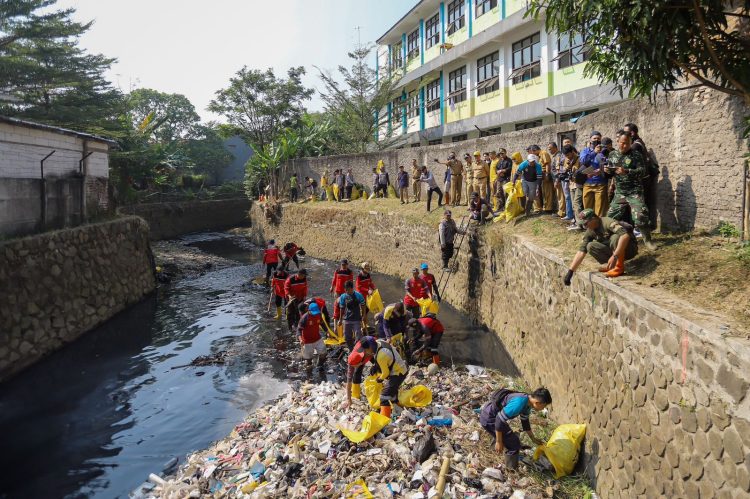 Manfaatkan Musim Kemarau, Pemkot Bandung Angkat Sedimentasi Sungai