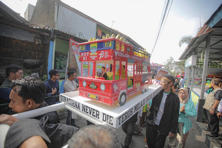 Belasan Kendaraan Hias Meriahkan Karnaval Jampana