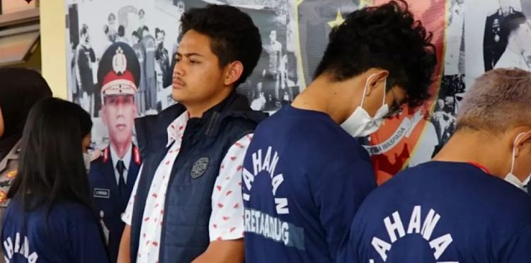 Selebgram Seksi Asal Bandung Diamankan Polisi Akibat Jadi BA Judi Online