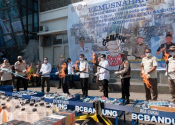 Kolaborasi Bea Cukai dan Pemkot Bandung Musnahkan 4 Juta Batang Rokok dan Barang Ilegal