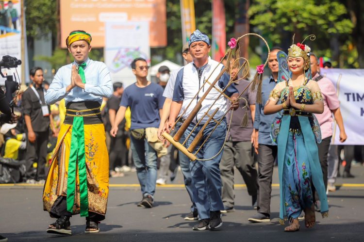 Mampu Lestarikan Budaya, Pemkot Bandung Raih Penghargaan dari Ridwan Kamil