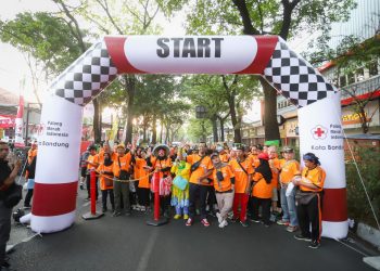 Aas Kenang Mendiang Suami Lewat Donor Darah dan Gerak Jalan Sehat PMI