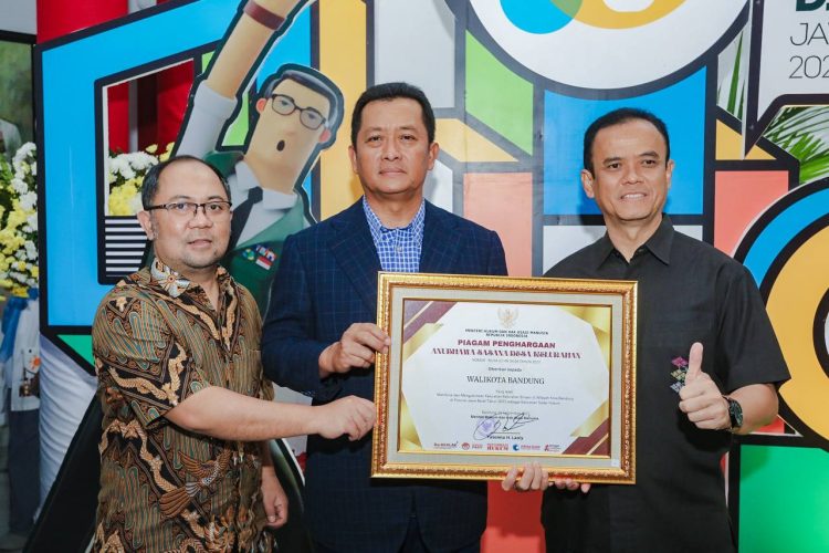 Pemkot Kota Bandung Sabet Penghargaan Anubhawa Sasana Desa/Kelurahan Sadar Hukum 2023