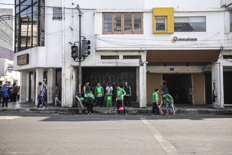 Sambut HJKB, Ribuan Warga Turun ke Jalan Bebersih Bandung