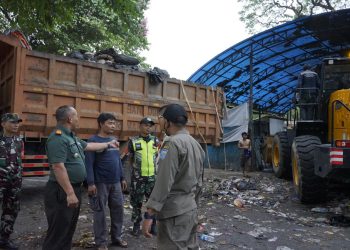 Penanganan TPS Overload, Kodim 0618/BS Bantu Pemkot Bandung Sapu Bersih Sampah di TPS