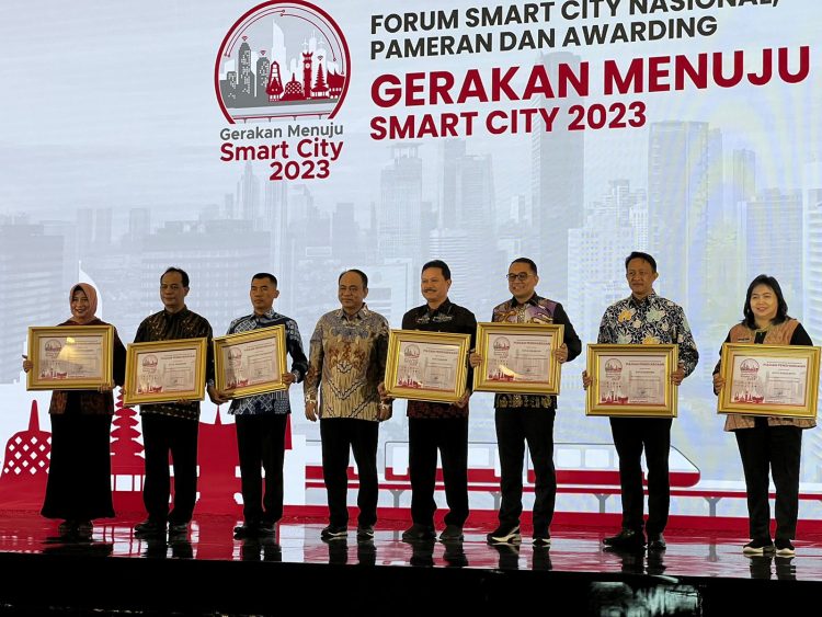 Pemkot Bandung Raih Penghargaan Smart Government & Smart Society dari Kemenkominfo