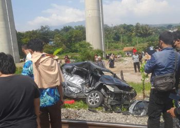 Mobil Tertabrak KA Feeder Woosh, PT KAI Ingatkan Masyarakat Disiplin Berkendara di Perlintasan