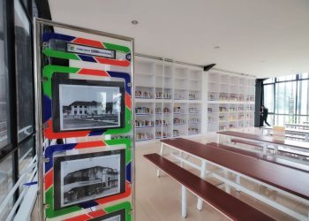 – Microlibrary Alun-alun, Sensasi Membaca Buku dengan View Masjid Raya Bandung