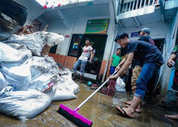 Pemkot Bandung, Warga, dan Relawan Gotong Royong Bersihkan Lokasi Banjir Braga