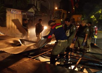 Satpol PP Kota Bandung Tertibkan 15 Reklame dan 8 Bando APK