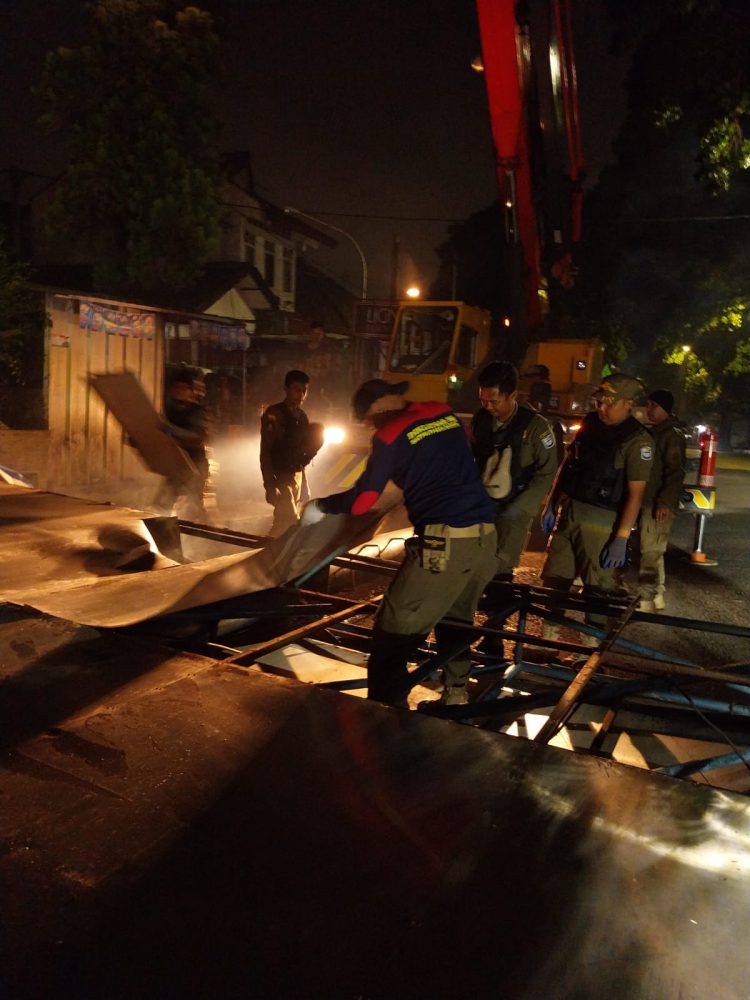 Satpol PP Kota Bandung Tertibkan 15 Reklame dan 8 Bando APK