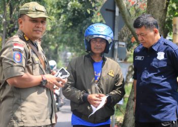 Dapat Edukasi Humanis dari Satpol PP, Terduga Pembuang Sampah ke Sungai Cipamokolan Beri Klarifikasi