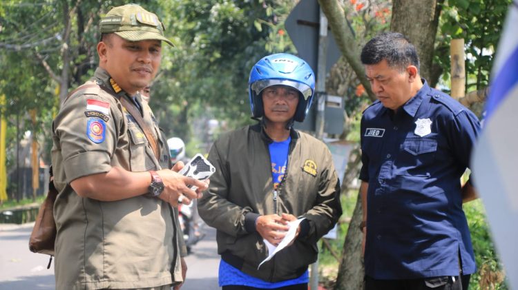 Dapat Edukasi Humanis dari Satpol PP, Terduga Pembuang Sampah ke Sungai Cipamokolan Beri Klarifikasi