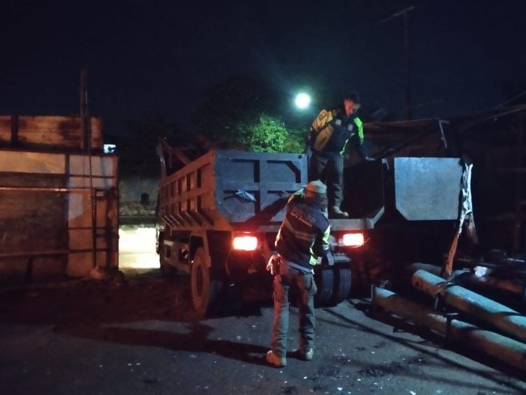 Satpol PP Kota Bandung Tertibkan Sejumlah Reklame Ilegal