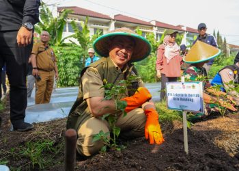 Kendalikan Inflasi, Kota Bandung Tanam Cabai dan Bawang Serentak di Seluruh Kecamatan