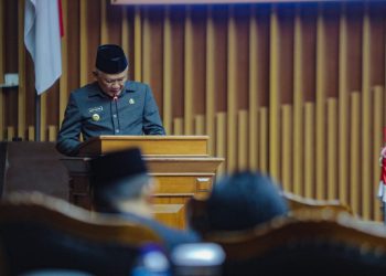 Rapat Paripurna DPRD, Pj Wali Kota Bandung Sampaikan Penjelasan Raperda tentang RPJPD Kota Bandung Tahun 2025-2045