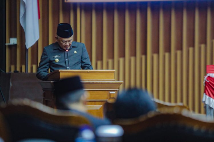 Rapat Paripurna DPRD, Pj Wali Kota Bandung Sampaikan Penjelasan Raperda tentang RPJPD Kota Bandung Tahun 2025-2045