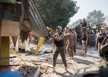 Langgar Aturan, Satpol PP Tertibkan 7 Kios Bangunan Liar di Jalan Soekarno-Hatta Depan RM Ampera Astanaanyar