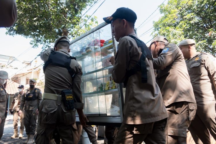 Melanggar Aturan, Satpol PP Kota Bandung Tertibkan Bangunan Liar di Jalan Supratman