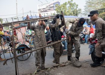 Urai Kemacetan, Satpol PP Tertibkan Pasar Tumpah di Depan Pasar Kembar