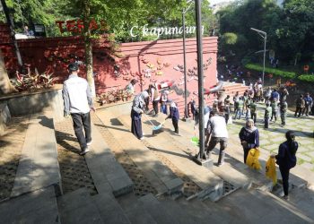 300 Orang Sulap Teras Cikapundung Jadi Makin Kinclong