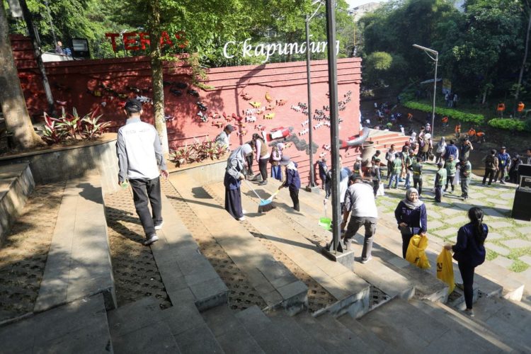 300 Orang Sulap Teras Cikapundung Jadi Makin Kinclong