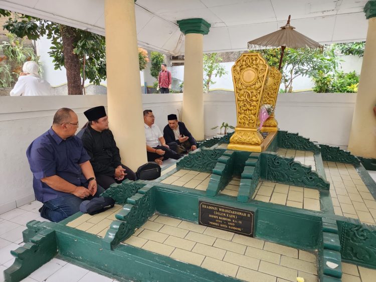 Kang Arfi Ziarah ke Makam Pendiri Bandung, Punya Ikatan Kerabat Dengan R.A Wiranatakusumah II