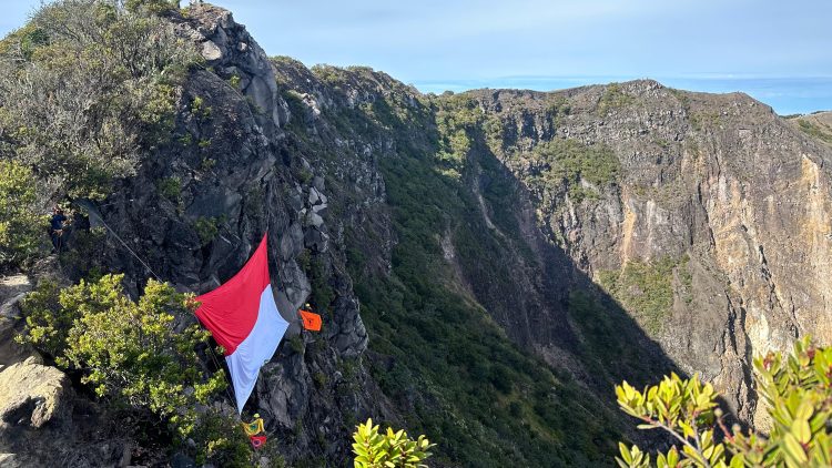 Bendera Merah Putih Raksasa Berkibar di Kawah Atap Jawa Barat