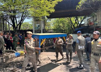Satpol PP Kota Bandung Tertibkan PKL dan Bangunan Liar di Kawasan Terminal Leuwi Panjang