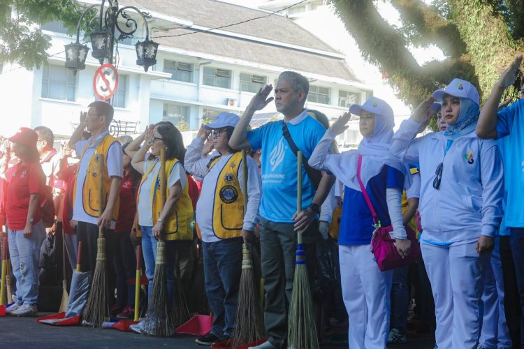 127.000 Warga Serentak Bebersih Bandung