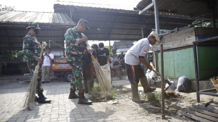 Pemkot Bandung, Perumda Pasar Juara, TNI, dan Polri Kompak Bebersih Pasar